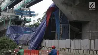 Kondisi kontruksi beton proyek light rapid transit ( LRT)  yang roboh di Kayu Putih, Jakarta Timur, Senin (22/1). Hingga kini polisi masih melakukan penyelidikan penyebab robohnya kontruksi LRT tersebut. (Liputan6.com/Arya Manggala)