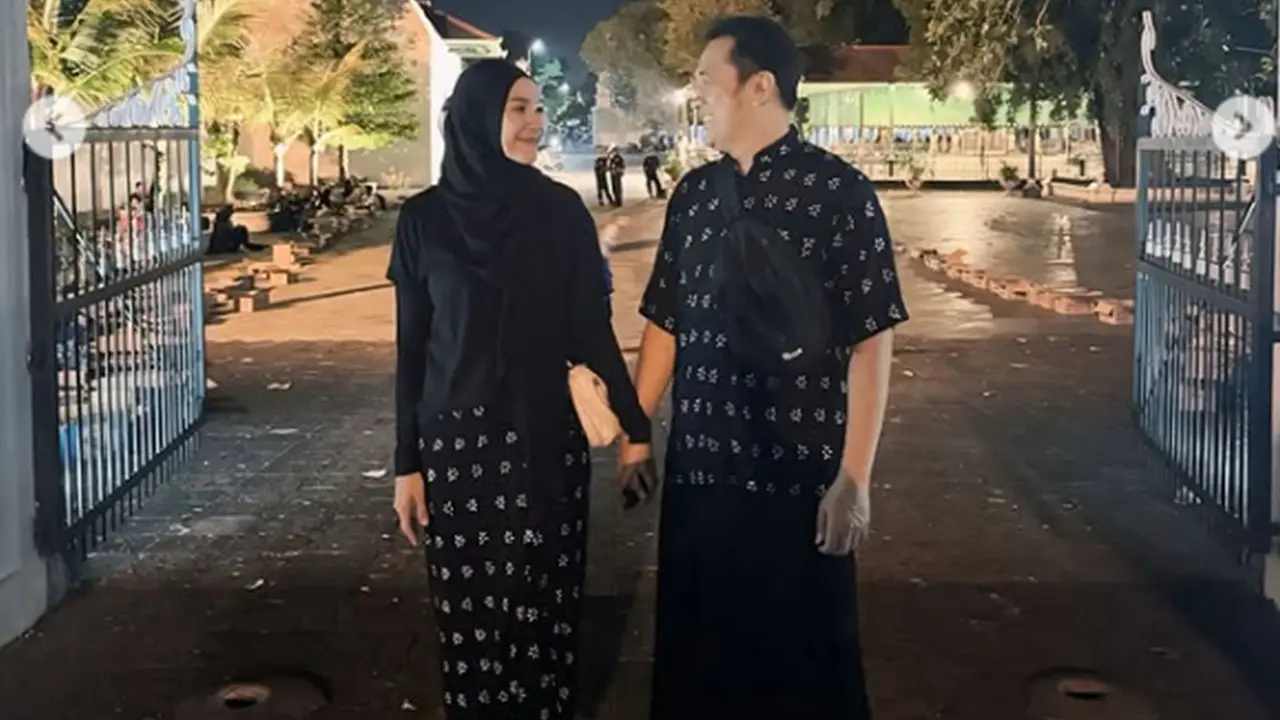 6 Potret Zaskia Adya Mecca dan Hanung Ikut Mubeng Beteng Malam 1 Suro Keraton Yogyakarta