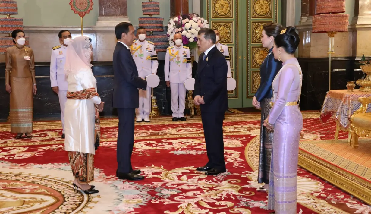 Presiden Joko Widodo dan Iriana Jokowi melakukan royal audience dengan Raja Thailand Maha Vajiralongkorn dan Ratu Suthida Bajrasudhabimalalakshana di Chakri Maha Prasat Throne Hall, Bangkok, Jumat (18/11/2022). Pertemuan ini berlangsung di sela-sela Konferensi Tingkat Tinggi (KTT) APEC 2022. (Foto: Bureau of the Royal Household, Kingdom of Thailand)