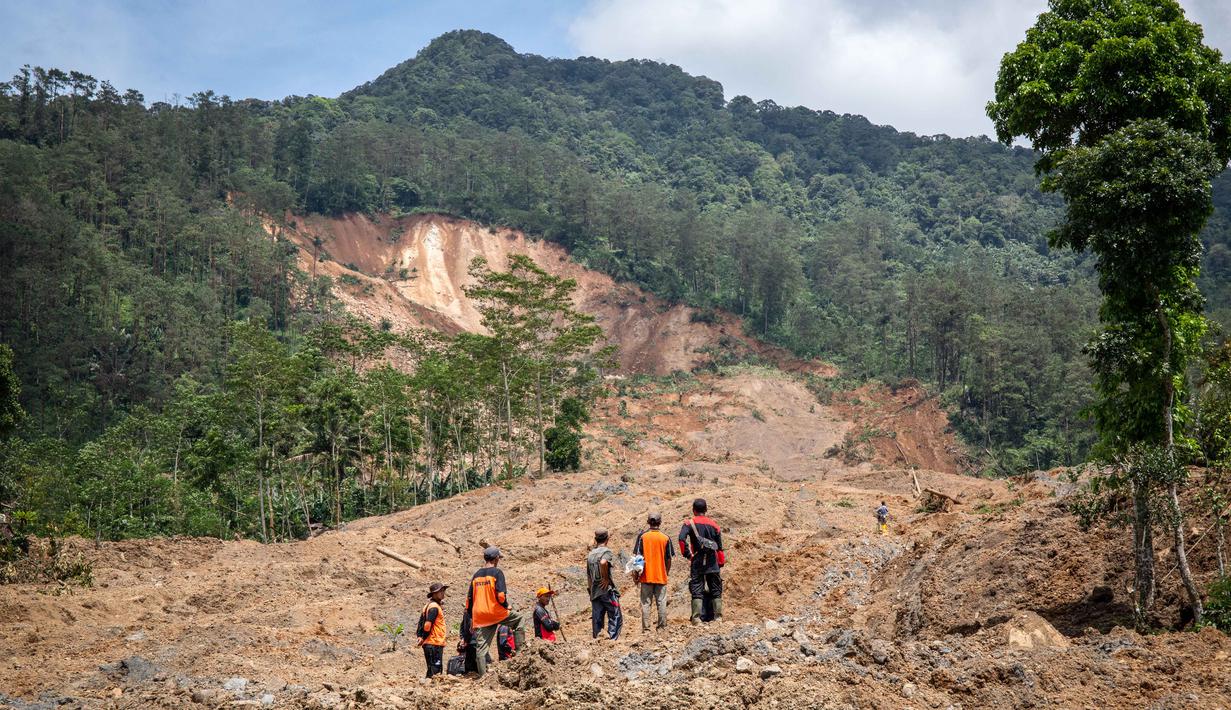 Relawan penyelamat berdiri di lokasi longsor, Desa Situkung, Banjarnegara, Jawa Tengah, pada Selasa 18 November 2025. Hingga Selasa (18/11/2025), jumlah korban tewas yang terkonfirmasi akibat bencana longsor di Dusun Situkung, Desa Pandanarum, Banjarnegara, Jawa Tengah, mencapai dua orang. (DEVI RAHMAN/AFP)