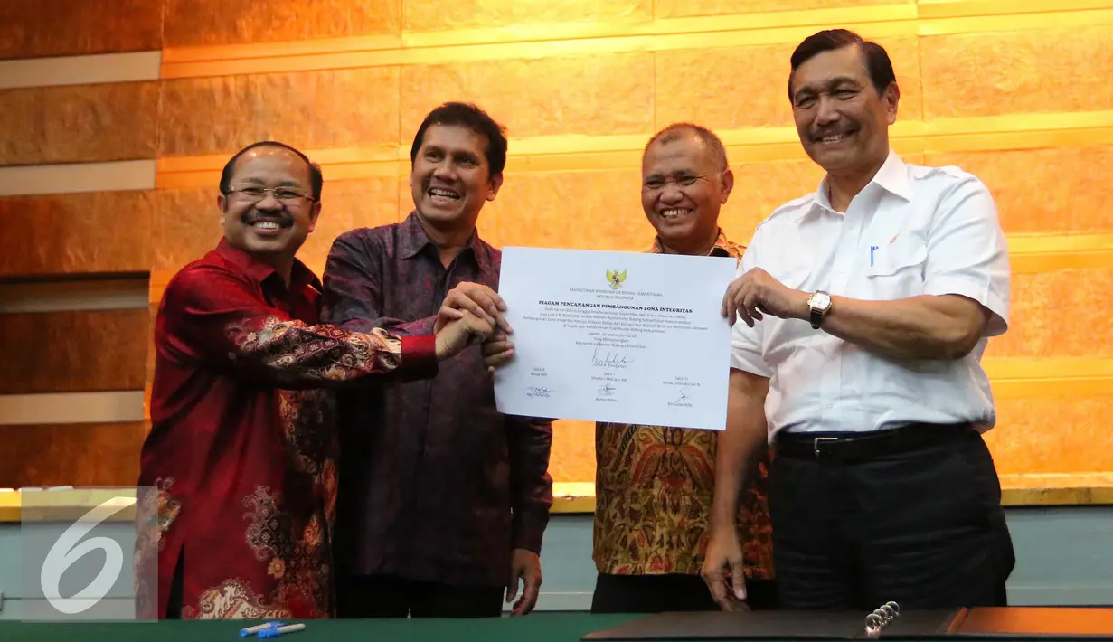 (ki-ka) Ketua Ombudsman RI Amzulian Rifai, Menpan-RB Asman Abnur, Ketua KPK Agus Rahardjo dan Menko Maritim Luhut B Pandjaitan usai penandatangan pencanangan zona integritas, Jakarta, Kamis (15/9). (Liputan6.com/Angga Yuniar)