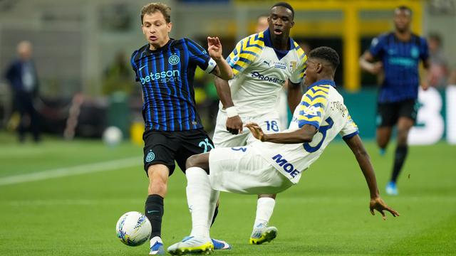 Pemain Inter Milan Nicolo Barella (kiri) berebut bola dengan pemain Parma Abdoulaye Ndiaye
