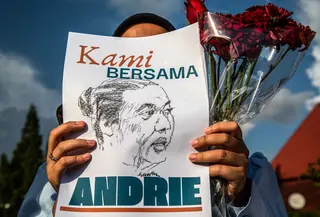 Seorang aktivis memegang poster saat demonstrasi mendukung Wakil Koordinator KontraS, Andrie Yunus, yang disiram air keras oleh orang tak dikenal, Yogyakarta, 14 Maret 2026. Wakil Koordinator Komisi untuk Orang Hilang dan Korban Tindak Kekerasan (KontraS), Andrie Yunus, mengalami serangan penyiraman air keras oleh orang tidak dikenal. (DEVI RAHMAN/AFP)