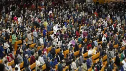 Umat Kristiani mengenakan masker saat menghadiri kebaktian Paskah di Yoido Full Gospel Church, Seoul, Korea Selatan, Minggu (17/4/2022). Gereja menggelar kebaktian Paskah dengan dihadiiri 70 persen dari kapasitas jemaah untuk mencegah penularan virus corona COVID-19. (AP Photo/Lee Jin-man)