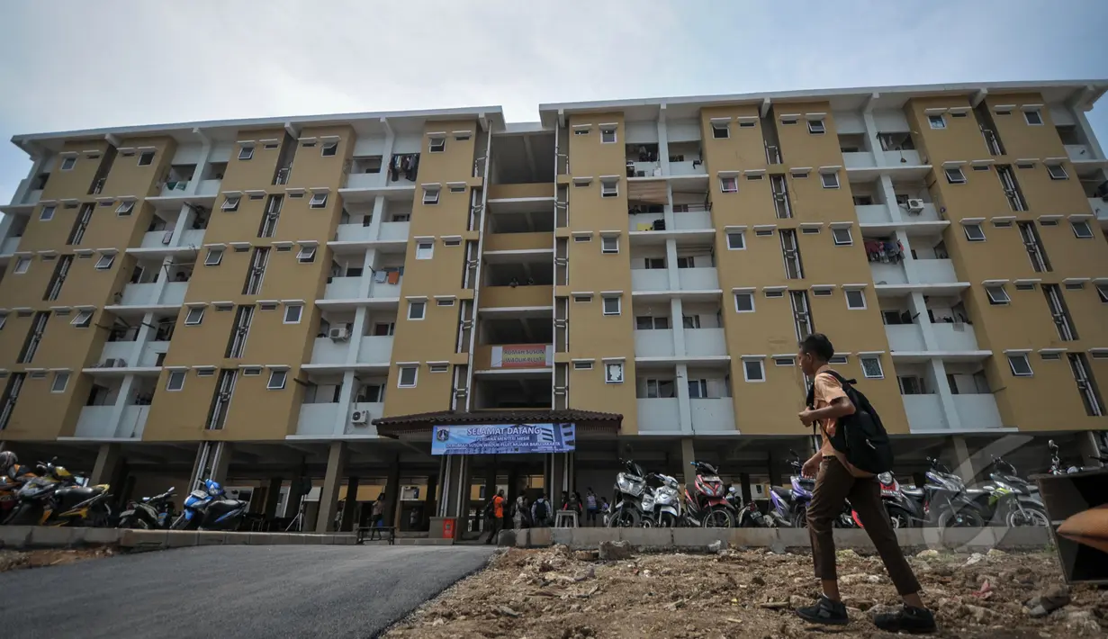 Penampakan depan Rusun Muara Baru, Jakarta, Rabu (22/4/2015). Tampak seorang siswa melintas di depan Rusun Muara Baru. (Liputan6.com/Faizal Fanani)
