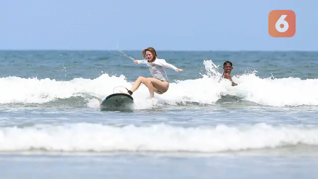 Foto: Melihat Wisatawan Asing Berlatih Surfing di Pantai Seminyak Bali