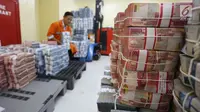 Petugas menata tumpukan uang kertas di Cash Center Bank BNI di Jakarta, Kamis (6/7). Nilai tukar rupiah terhadap dolar Amerika Serikat (USD) pada sesi I perdagangan hari ini masih tumbang di kisaran level Rp13.380/USD. (Liputan6.com/Angga Yuniar)