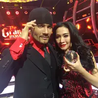 Romy Rafael dan istri tampil bersama dalam acara Grand Master Asia. (Dadan/Bintang.com)