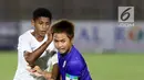 Pemain belakang Timnas Indonesia U-16, Alfin Farhan Lestaluhu (kiri) berebut bola dengan pemain Filipina U-16, Sam Rudolfo Taylor pada kualifikasi Piala AFC U-16 2020 Grup G di Stadion Madya Gelora Bung Karno, Jakarta, Senin (16/9/2019). Indonesia U-16 unggul 4-0. (Liputan6.com/Helmi Fithriansyah)
