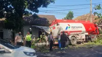 Truk BBM Pertamina menabrak rumah warga di Banyuwangi. (Istimewa)