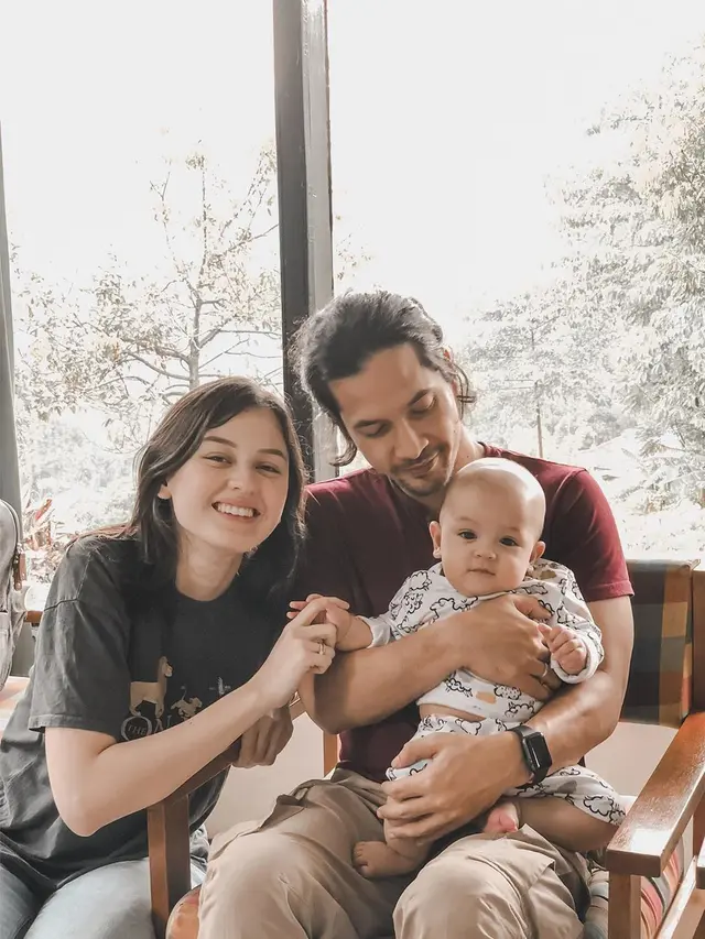 Kebobolan Hamil Anak Kedua, Ini 7 Potret Kimberly Ryder dan Suami Momong Anak