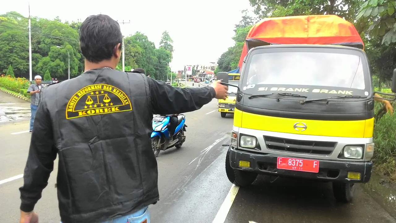 Pengadangan truk sampah di Bogor