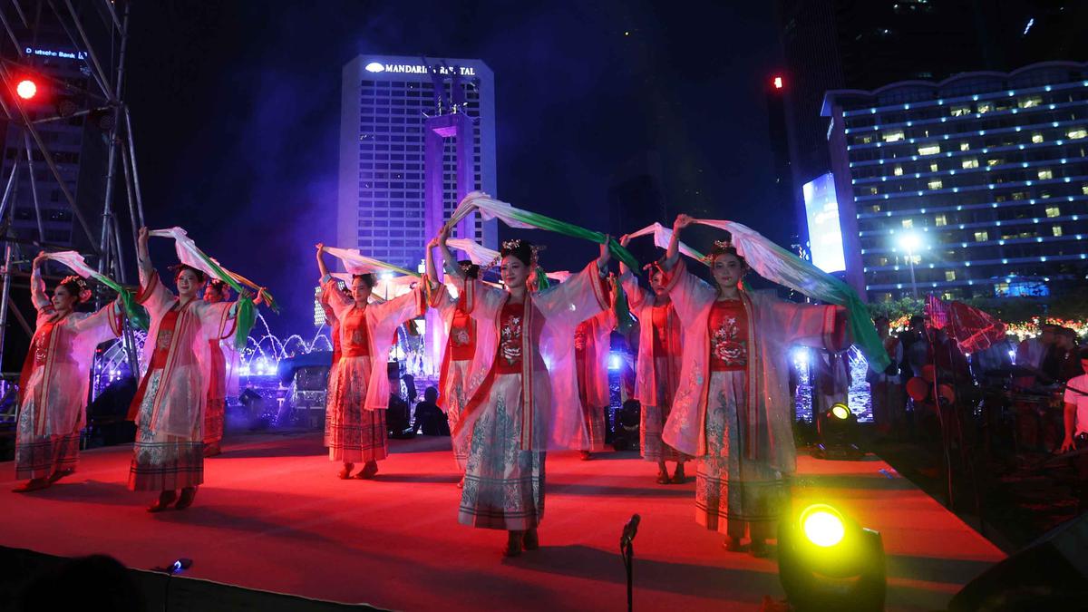 Kemeriahan Malam Transisi Perayaan Imlek 2577 Kongzili dan Awal Ramadan 1447 Hijriah di Bundaran HI Jakarta