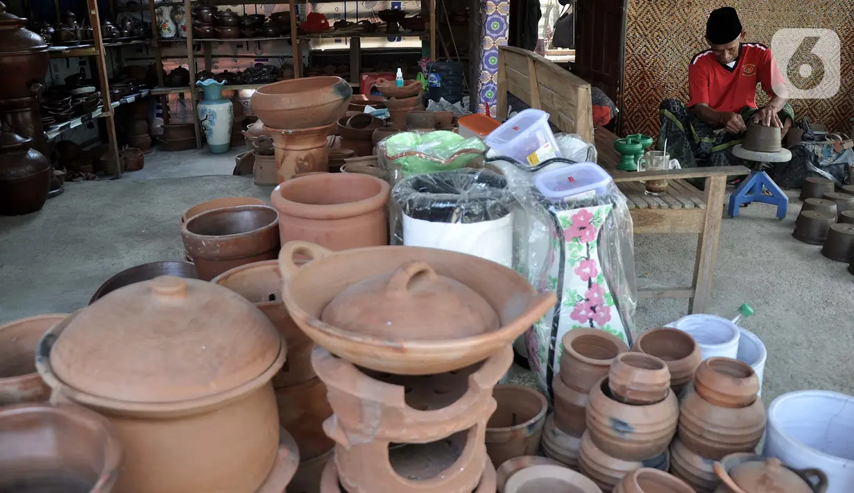Warga saat membuat produk kerajinan gerabah di Dusun Klipoh, Desa Karanganyar, Kecamatan Borobudur, Kabupaten Magelang, Jawa Tengah, pada 17 Mei 2022.  Dusun Klipoh sejak dulu terkenal dengan sebutan Kampung Gerabah Borobudur, dari 257 keluarga hampir 80 persen berprofesi sebagai pengrajin gerabah. (merdeka.com/Iqbal S Nugroho)