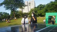Pengunjung melihat panel surya pada Green Future Festival yang menghadirkan serangkaian program edukasi mengenai urgensi dari pemenuhan target Net Zero Emission kepada seluruh lapisan masyarakat di Hutan Kota Gelora Bung Karno, Jakarta (Liputan6.com/HO)