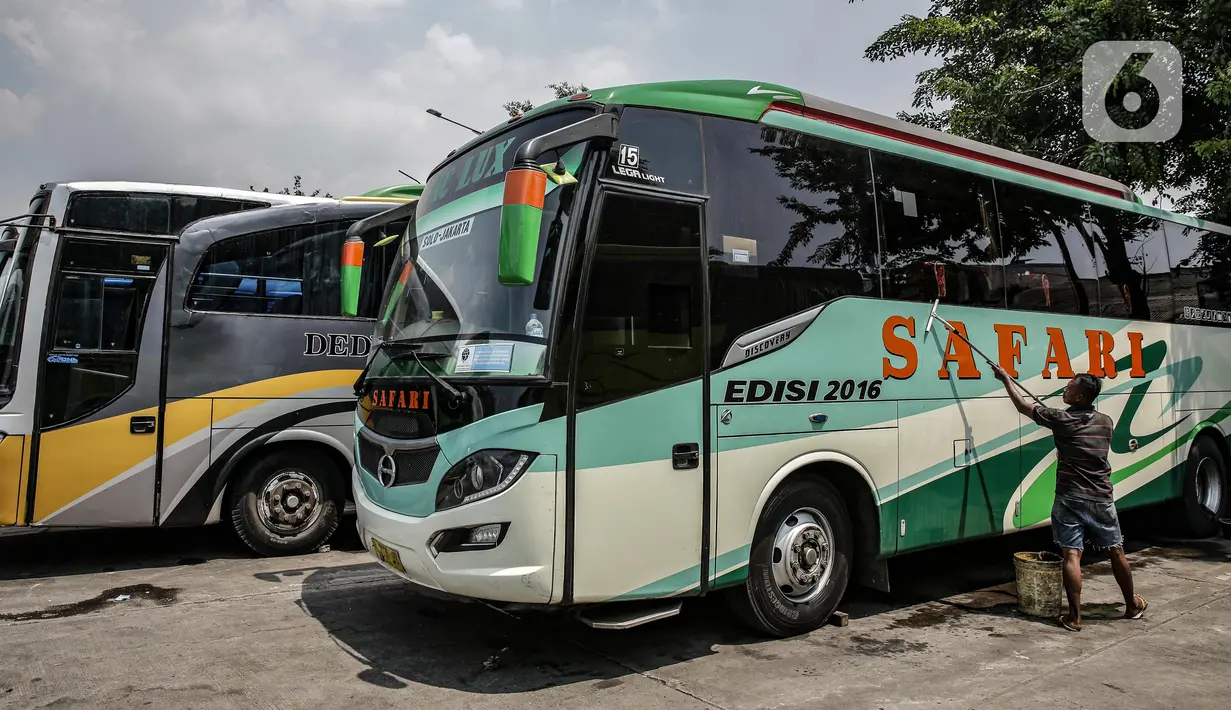 <p>Petugas membersihkan bus antarkota antarprovinsi (AKAP) beristirahat di Terminal Kalideres, Jakarta, Senin (26/4/2021). Pemerintah memperpanjang masa larangan mudik Lebaran yaitu mulai dari 22 April hingga 24 Mei 2021. (Liputan6.com/Faizal Fanani)</p>