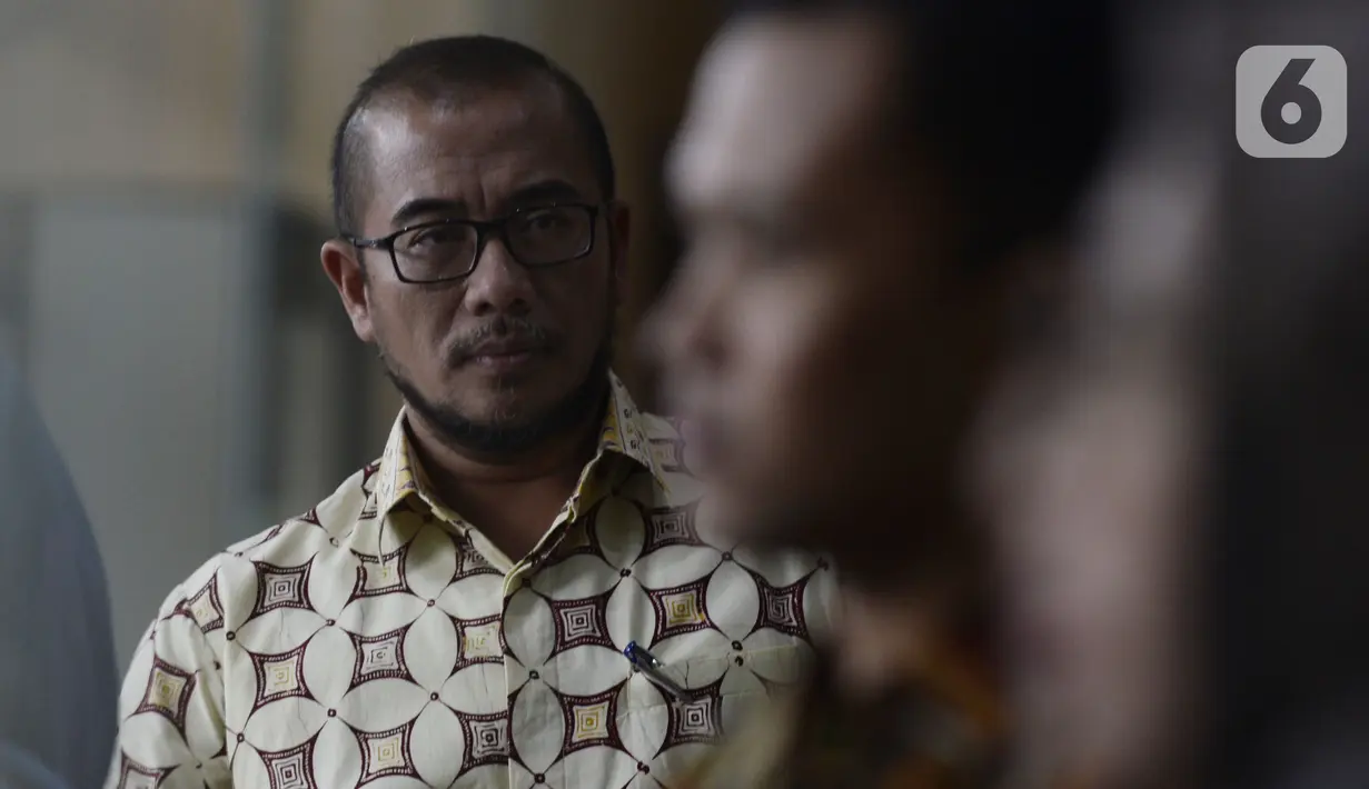 Komisioner KPU Pusat, Hasyim Asy'ari tiba untuk dimintai keterangan oleh penyidik di Gedung KPK, Jakarta, Jumat (24/1/2020). Hasyim diperiksa sebagai saksi terkait kasus dugaan penerimaan hadiah atau janji penetapan anggota DPR Terpilih 2019-2024. (merdeka.com/Dwi Narwoko)