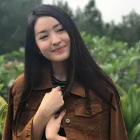 Kedekatan antara Natasha Wilona dan Verrell Bramasta membuat fans mereka sangat ingin mendapat kejelasan dari keduanya, namun Natasha hanya menjawab: Biarkan mengalir seperti air.