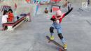 Seorang anak berlatih bermain papan luncur di area Skate Park RPTRA Kalijodo, Jakarta, Sabtu (15/6/2019). Menjelang sore hari, anak-anak berdatangan menghabiskan waktu dengan bermain di area RPTRA Kalijodo. (Liputan6.com/Helmi Fithriansyah)
