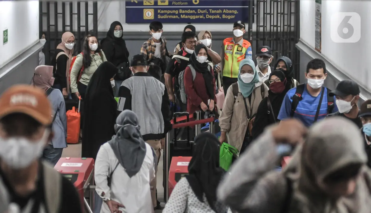 <p>Penumpang kereta api jarak jauh saat tiba di Stasiun Pasar Senen, Jakarta Pusat, Senin (9/5/2022). PT Kereta Api Indonesia (KAI) mengungkapkan gelombang arus balik pemudik pada H+7 Lebaran 2022 terpantau masih tinggi. Tercatat sebanyak 40.800 penumpang tiba pada hari Senin ini dikarenakan penundaan waktu sekolah dan pelaksanaan Work From (WFH). (merdeka.com/Iqbal S Nugroho)</p>
