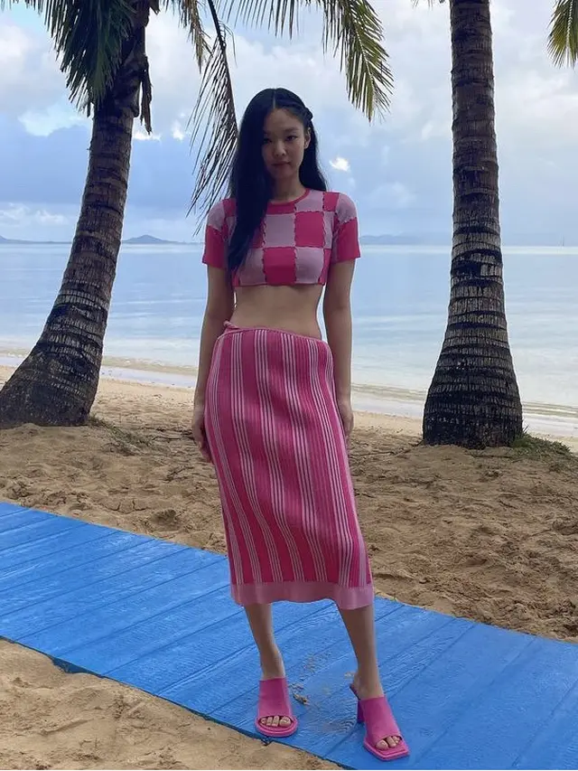 Gaya Jennie BLACPINK di Hawaii kenakan pakaian serba pink (@jennierubyjane)