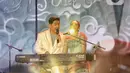 Dalam konser tersebut, Yura Yunita juga tampil berduet dengan suaminya, Donne Maula. Keduanya duduk berdampingan memainkan keyboard sambil menyanyikan lagu “Bercinta Lewat Kata”. (Liputan6.com/Angga Yuniar)