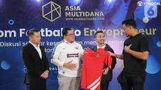 (Ki-Ka) Direktur Utama PT Asia Multidana Kosmas Chandra, Jersey Forum Angga Wirastomo, Wakil Ketua Umum HIPMI Jaya Adrian Dwitomo dan mantan pemain Timnas Indonesia, Hamka Hamzah saat diskusi di SCBD Jakarta, Senin (30/5/2022). Diskusi yang mengusung tema ‘From Football to Entrepreneur’, mengajak dan mengedukasi pecinta sepak bola untuk lebih sadar dengan kesempatan berbisnis dan berwirausaha. (Liputan6.com/Fery Pradolo)