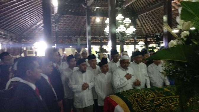 Ratusan warga memadati pendopo Puri Cikeas tempat jenazah Ani Yudhoyono disemayamkan. Mereka mengantre untuk ikut mensalatkan jenazah.
