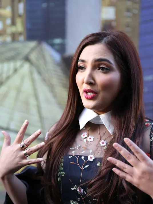 Bahkan, perempuan 32 tahun itu malah tidak tahu menahu terkait dirinya di calonkan untuk masuk dalam jajaran Calon Walikota. Bahkan, secara tegas, ia mengaku belum pantas untuk masuk ke dunia politik. (Adrian Utama/Bintang.com)