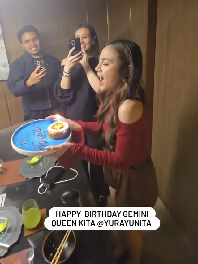 Artis Berikan Kejutan Ulang Tahun Yura Yunita ke-34. [@vidialdiano]