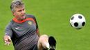 Dutch coach of the Russian national football team Guus Hiddink controls a ball during a training session on June 24, 2008 in Basel, Switzerland. Russia play Spain in their Euro semi-final football match on June 26 in Vienna. AFP PHOTO / FRANCK FIFE