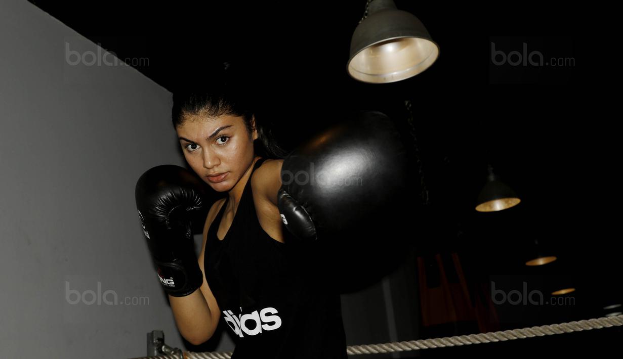 Dara cantik Kelahiran Semarang, 4 Februari 2000 ini menjadikan olah raga tinju untuk menjaga kesehatan dan kebugaran tubuhnya. (Bola.com/M Iqbal Ichsan)