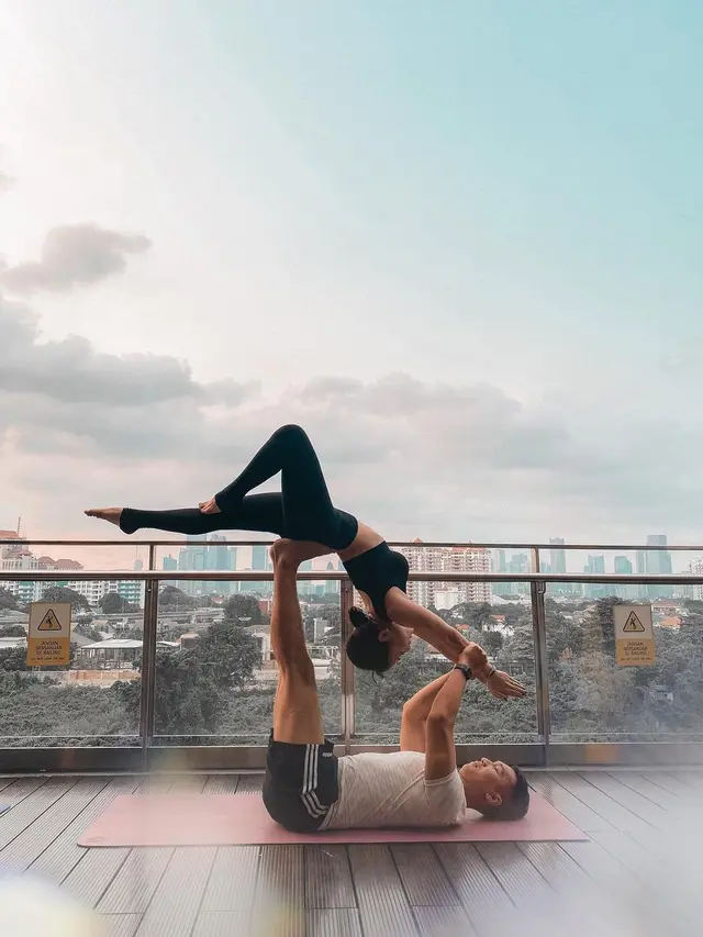 6 Potret Nikita Willy dan Indra Priawan saat Yoga Bareng, Kompak Banget