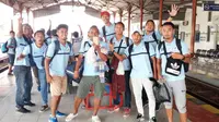 Para pemain PSCS berpose sebelum naik kereta api menuju Pulau Madura. (Bola.com/Robby Firly)