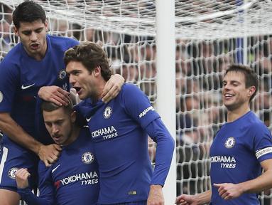 Para pemain Chelsea merayakan gol yang dicetak Eden Hazard ke gawang Newcastle pada laga Premier League di Stadion Stamford Bridge, London, Sabtu (2/12/2017). Chelsea menang 3-1 atas Newcastle. (AFP/Daniel Leal-Olivas)