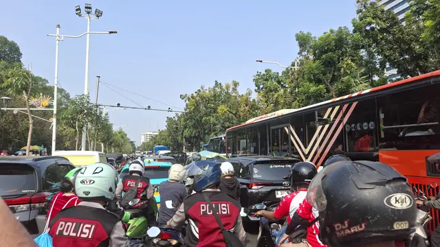 Arus lalu lintas di Jalan Medan Merdeka Selatan, Jakarta Pusat, mengalami kepadatan.