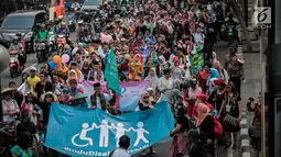 Sejumlah penyandang disabilitas mengikuti pawai budaya di kawasan MH Thamrin, Jakarta, Selasa (27/8/2019). Kegiatan bertema “Menuju Disabilitas Merdeka” tersebut menuntut pemerintah Indonesia untuk tidak melakukan diskriminasi terhadap mereka. (Liputan6.com/Faizal Fanani)