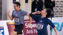 Selebritas Indonesia, Bastian Steel (kanan) melakukan selebrasi di samping Tarra Budiman menjelang garis finis lari 100 meter putra Turnamen Olahraga Selebriti Indonesia (TOSI) di GOR UNJ, Rawamangun, Jakarta, Minggu (30/07/2023). Bastian sukses finis tercetap dengan catatan waktu 16,32 detik. (Bola.com/Bagaskara Lazuardi)