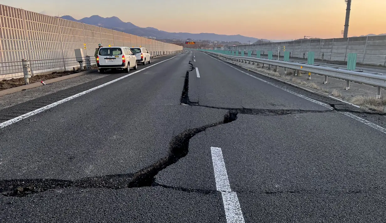 Gambar selebaran pada 17 Maret 2022 menunjukkan retakan pada jalan yang rusak antara Kunimi IC dan Shiroishi IC di Tohoku Expressway (down line) di Shiroishi, prefektur Miyagi, setelah gempa magnitudo 7,3 mengguncang timur laut Jepang. (HO/ NEXCO East Nippon Expressway Company Limited / AFP)
