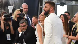 Lady Gaga bersama Ricky Martin berpose saat menghadiri acara 25th Screen Actors Guild Awards di Los Angeles, California, AS (28/1). Lady Gaga masuk dalam dua nominasi pribadi dalam film A Star Is Born di acara tersebut. (AP Photo/Jordan Strauss)