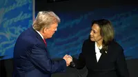 Wakil Presiden AS dan kandidat presiden dari Partai Demokrat Kamala Harris (kanan) berjabat tangan dengan mantan presiden AS dan kandidat dari Partai Republik Donald Trump pada awal debat mereka di Philadelphia, Pennsylvania pada 10 September 2024 (AFP/SAUL LOEB)