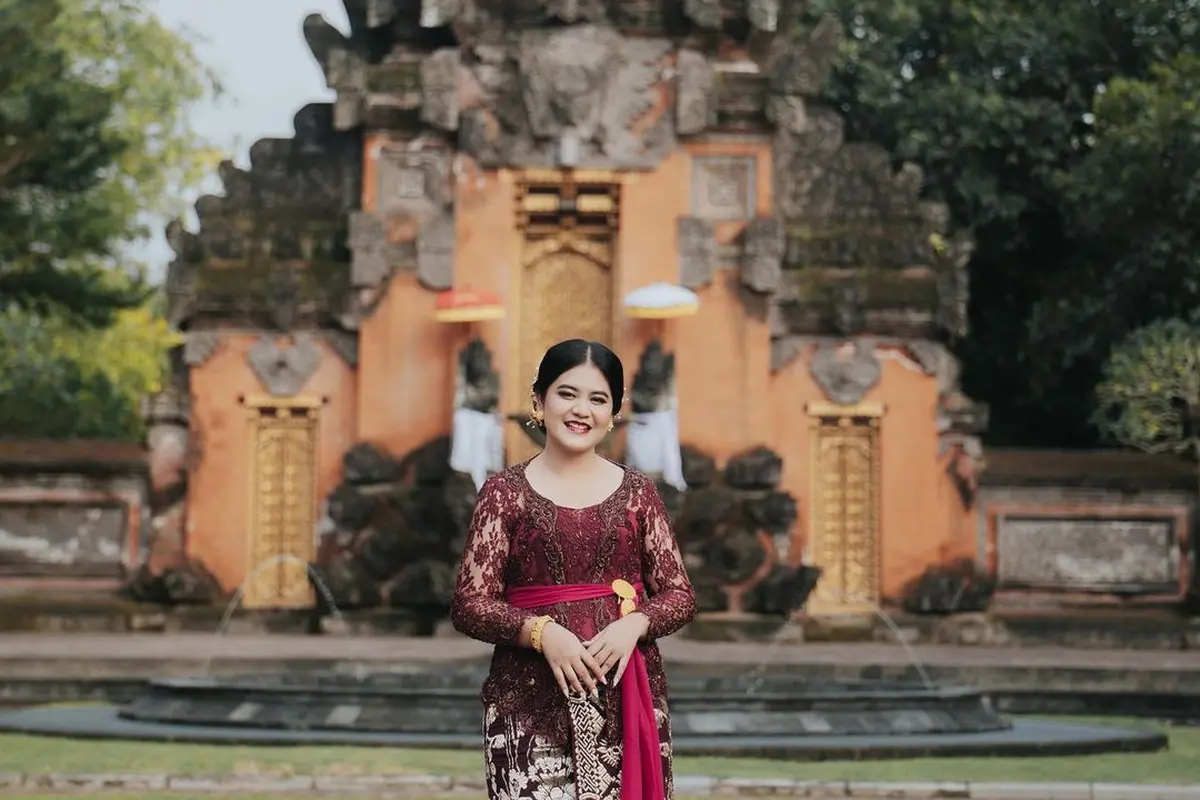 Potret Kahiyang Ayu Rayakan Hari Raya Nyepi dengan Kebaya Bali, Kompak dengan Dua Buah Hati