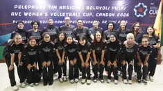 Pemain dan official Timnas voli putri Indonesia berfoto bersama usai upacara pelepasan di Padepokan Voli Jenderal Polisi Kunarto, Sentul, Jawa Barat, Selasa (2/6/2026). (Bola.com/Abdul Aziz)