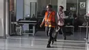Tersangka Irvanto Hendra Pambudi mengenakan rompi oranye seusai pemeriksaan di gedung KPK, Jakarta, Senin (2/4). Irvanto kembali menjalankan pemeriksaan lanjutan pengembangan kasus dugaan korupsi proyek pengadaan E-KTP. (Liputan6.com/Herman Zakharia)