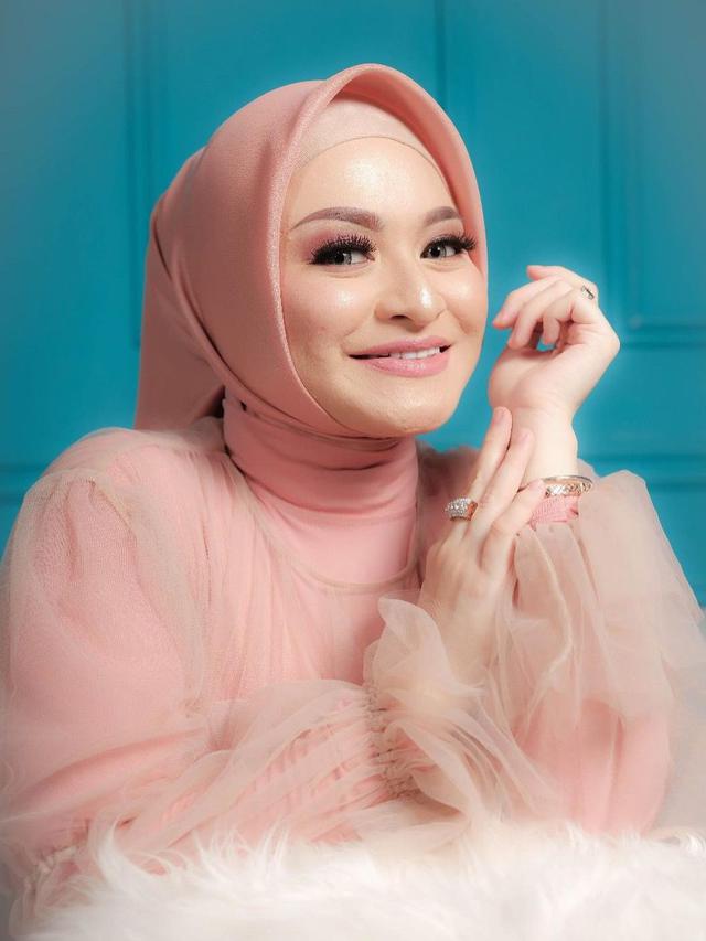 6 Gaya Maternity Shoot Nathalie Holscher, Kompak Bareng Putri Delina