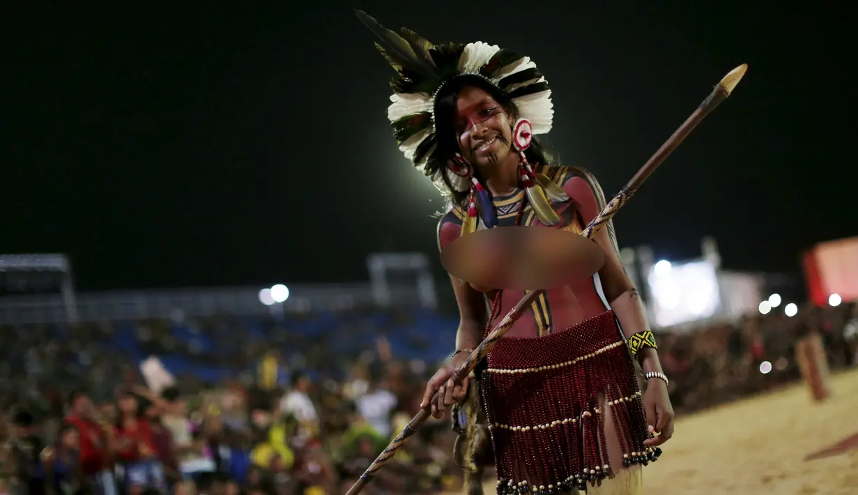 Seorang wanita tanpa busana saat mengikuti parade Kecantikan Adat Internasional dalam Olimpiade bagi masyarakat adat dunia di, Palmas, Brasil, Sabtu (24/10/2015).  Sekitar 48 etnik dari berbagai dunia ikut dalam kejuaraan ini. (REUTERS/Ueslei Marcelino)