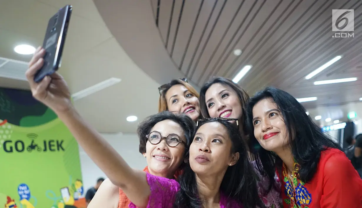 Wanita yang tergabung dalam Gerakan Nasional #SelasaBerkebaya berswafoto saat melakukan kampanye di Stasiun MRT Dukuh Atas, Jakarta, Selasa (25/6/2019). Kegiatan kampanye tersebut untuk mengembalikan jati diri bangsa Indonesia dengan berkebaya di setiap hari Selasa. (Liputan6.com/Immanuel Antonius)