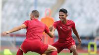 Keceriaan Marselino Ferdinan disesi pemanasan sebelum latihan Timnas Indonesia jelang pertandingan perdana Piala AFF 2022 dimulai di Stadion Gelora Bung Karno, Selasa (20/12/2022). (Bola.com/Abdul Aziz)
