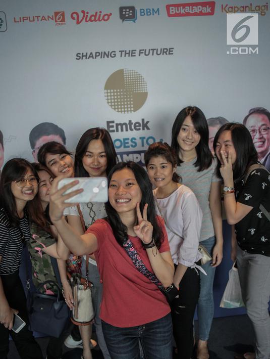 Peserta berswafoto di booth acara EMTEK Goes To Campus (EGTC) 2018 di Universitas Kristen Petra, Surabaya, Rabu (14/11). Gelaran EGTC ini bertujuan memperkenalkan dan mendekatkan Emtek media group pada generasi milenia. (Liputan6.com/Faizal Fanani)