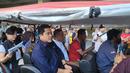 Ketua Umum PSSI, Erick Thohir, saat menumpangi kereta kelinci yang telah disediakan untuk berkeliling ke area Stadion Manahan, Solo, Minggu (12/3/2023). (Bola.com/Radifa Arsa)